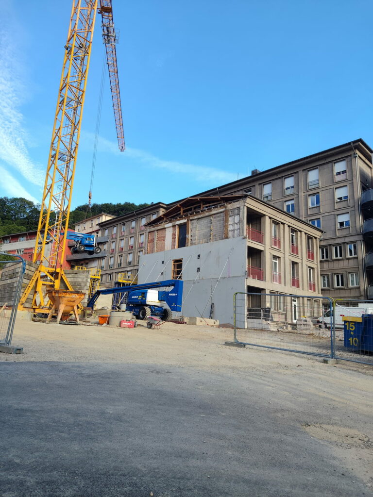 IMG_20260708_074200 Chantier de rénovation bloqué par des guêpes à Sainte-Marie-aux-Mines